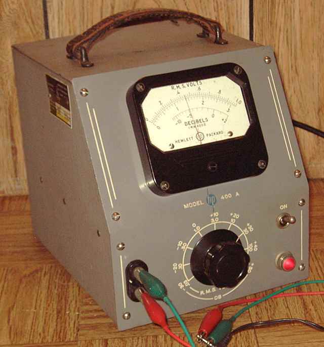 HP400A measures no-load AC voltage of a transformer